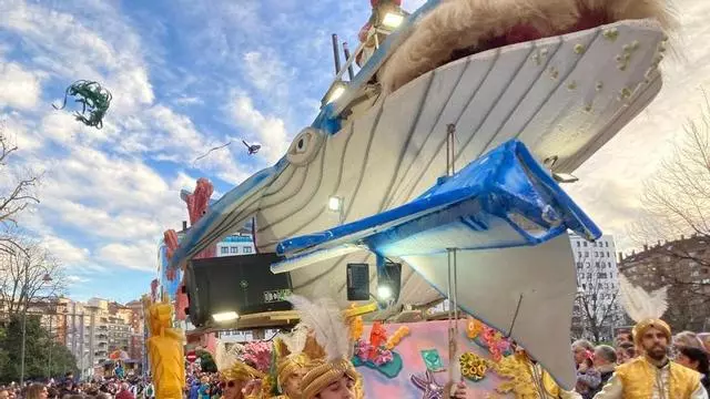 VÍDEO: Avilés da los últimos coletazos al desfile del Antroxu