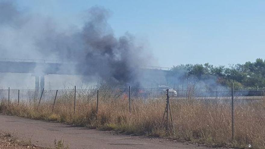 Arde un coche en la AP-7 cerca de la Ermita de la Magdalena