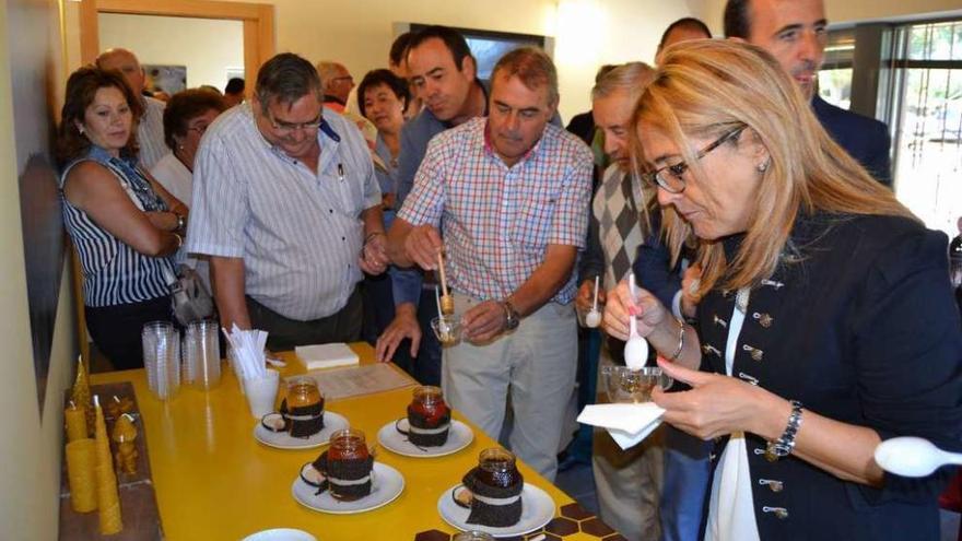 Martín Pozo y las autoridades provinciales y locales prueban distintas clases de miel.