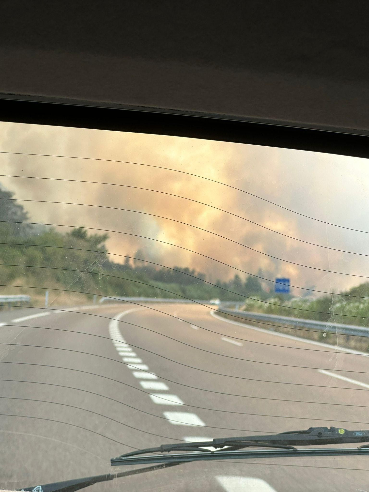 Un incendio cerca la A-52 a su paso por As Neves