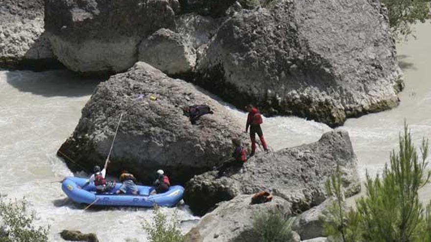 Los equipos de búsqueda en la zona donde la joven fallecida se cayó al agual .