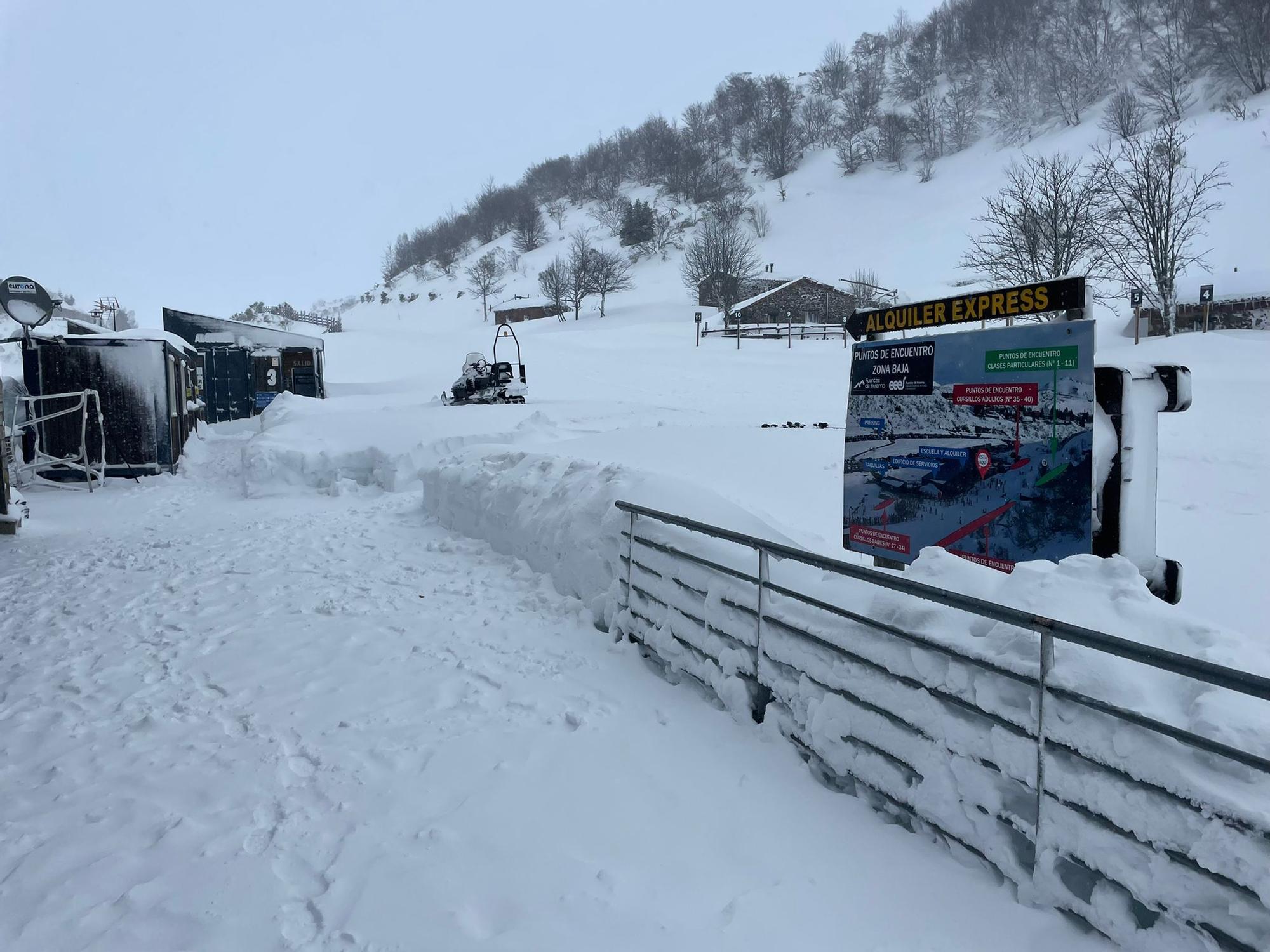 Primer día de la temporada de esquí 2021 en Valgrande-Pajares y Fuentes de Invierno