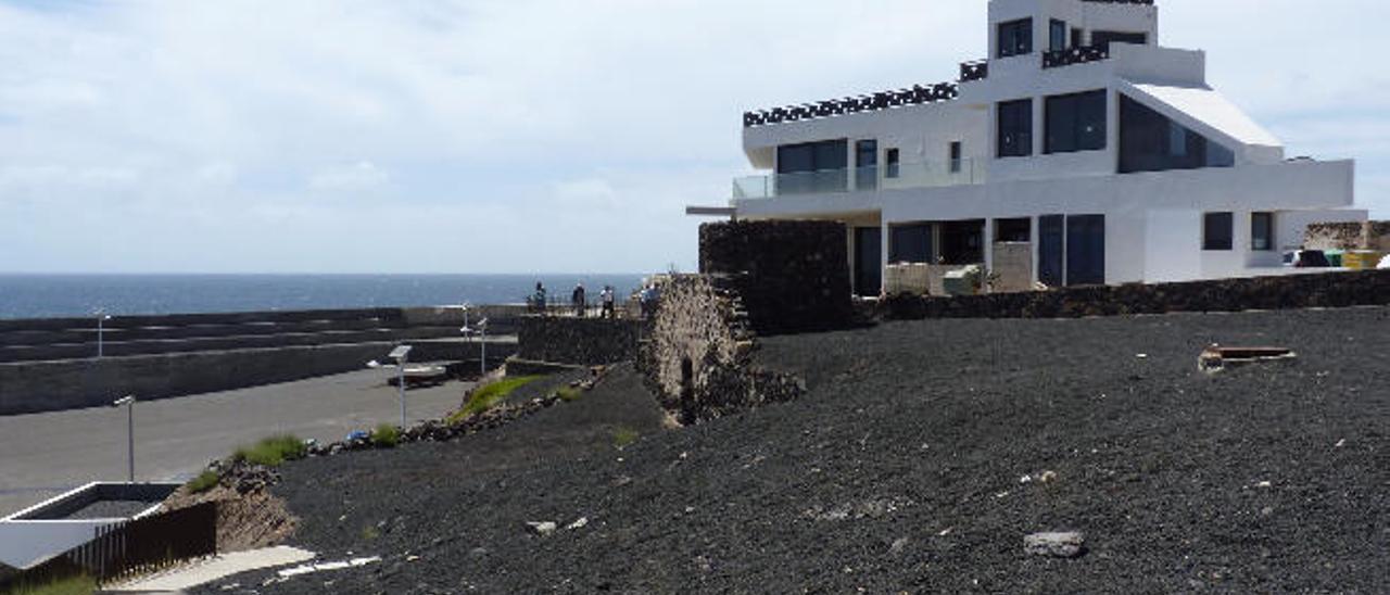 Imagen del polémico edificio levantado cerca del muelle de El Cotillo. Delante se observa un horno de cal.