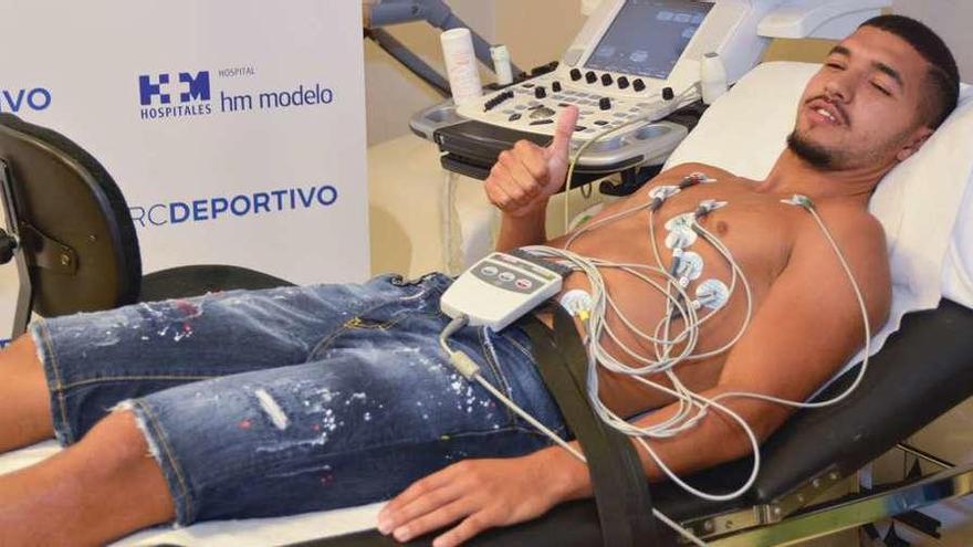 Zakaria Bakkali, ayer, durante el reconocimiento médico en el Hospital Modelo.