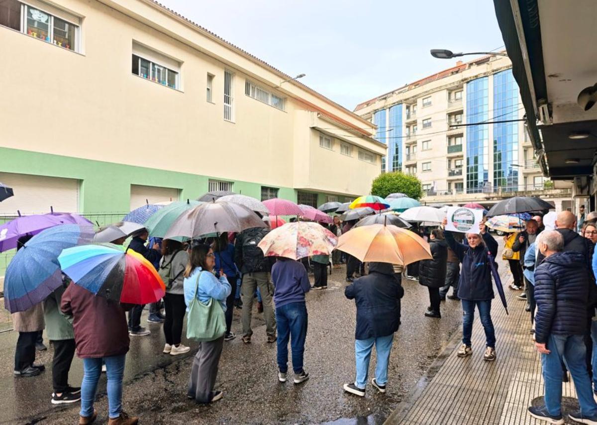 Vecinos concentrados en contra de la demolición del edificio.