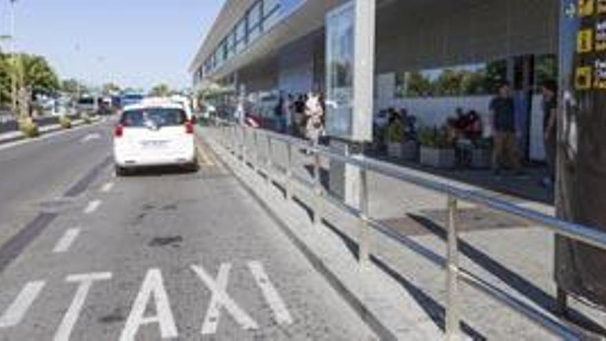 Taxis en el aeropuerto de Ibiza.