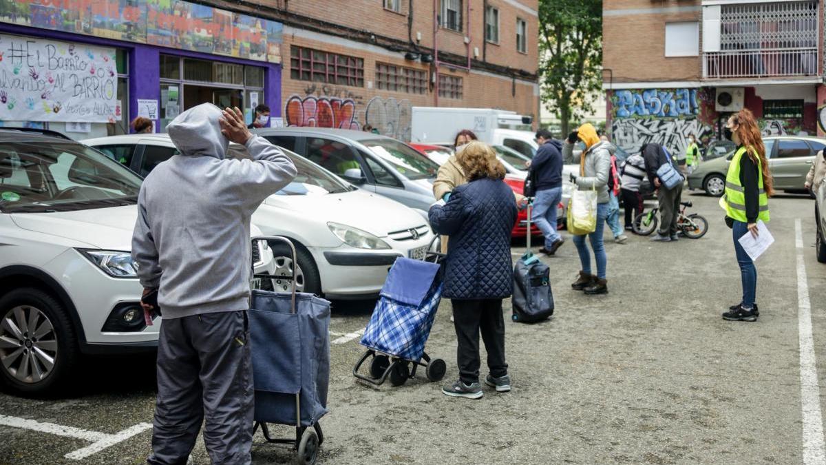 Persones davant d&#039;un centre d&#039;ajut alimentari.