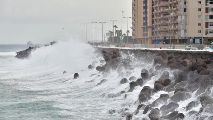 Prealerta en Canarias por fuerte oleaje