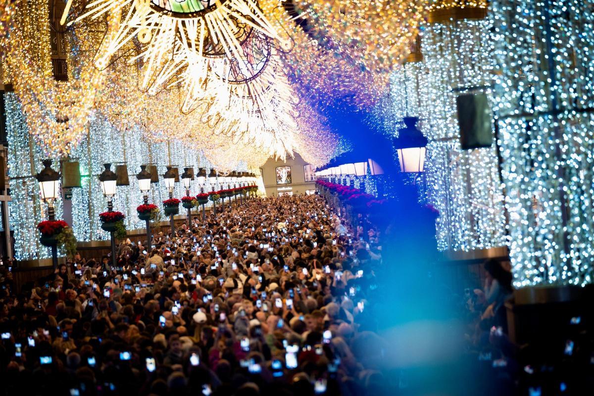 Miles de malagueños graban y hacen fotos con sus móviles del encendido de las luces de Navidad de Larios