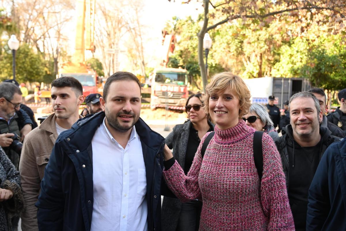 José Luis López (PSPV-PSOE) y Verònica Ruiz (Compromís) han impulsado la retirada de la cruz desde el Ayuntamiento de Castelló.