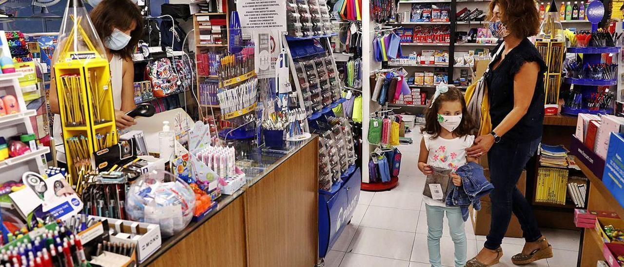 Una madre y su hija buscan material escolar en Librouro.