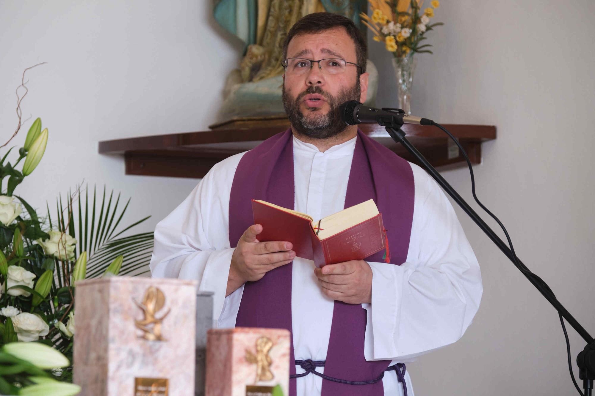 Entierro de los restos recuperados del físico Blas Cabrera Felipe en el cementerio de San Luis, La Laguna