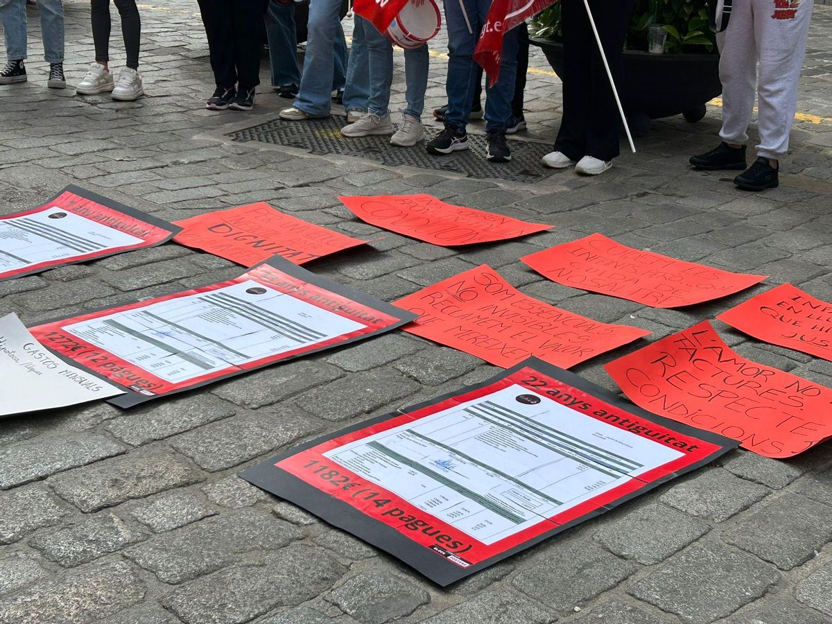 Nóminas y pancartas en el suelo de la plaza de Cort.