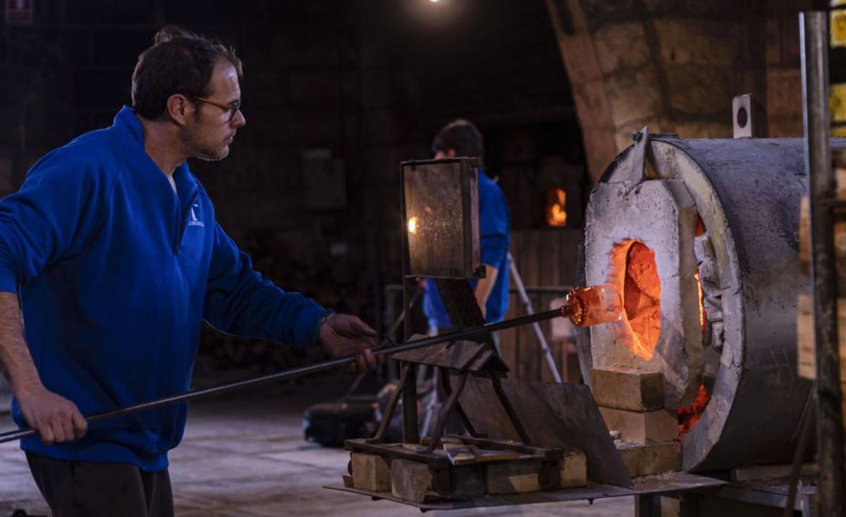 Der Glasklumpen wird auf über 1.000 Grad erhitzt ... | FOTO: CATI CLADERA/EFE