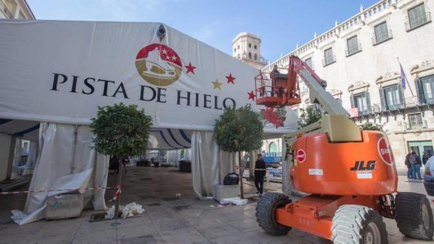 El montaje de la pista de patinaje comenzó hace unos días en la Plaza del Ayuntamiento.