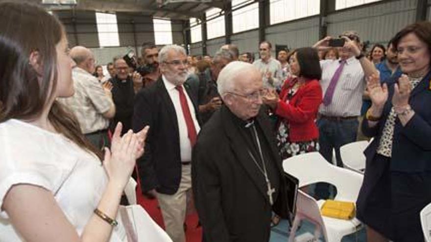 Cañizares fue ovacionado por unos 200 asistentes, antes y después de intervenir.