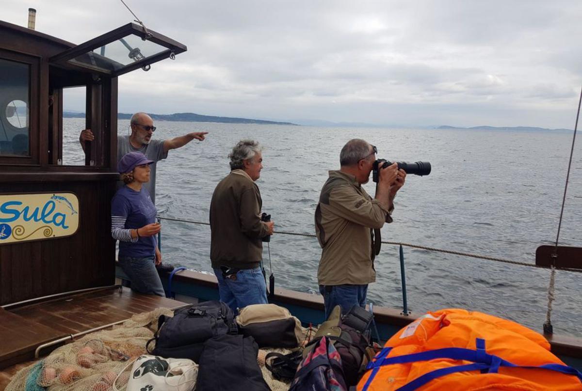 Viajeros en la “Ruta das illas, illotes e penedos”.   | //  M. MÉNDEZ