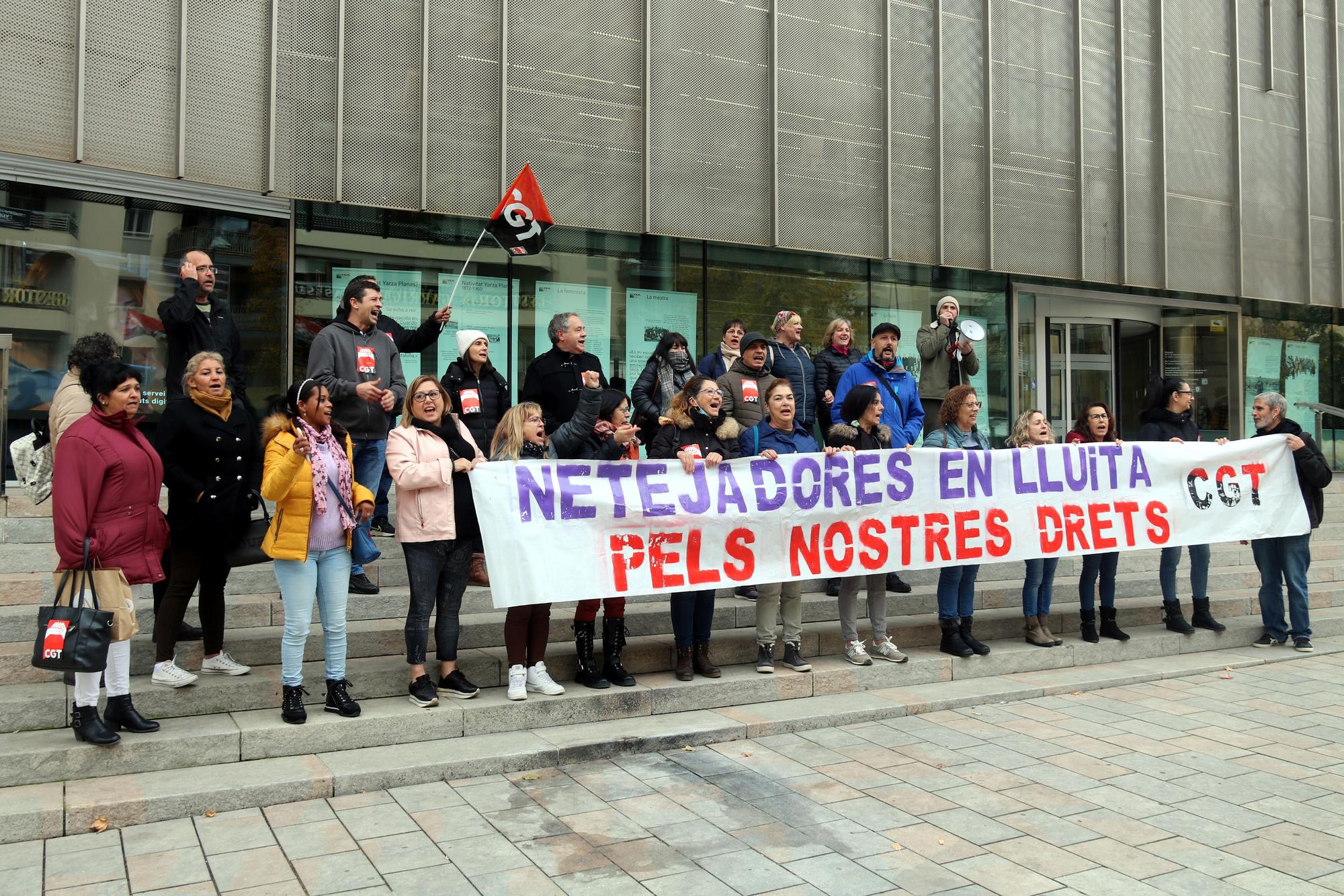 Concentració de les treballadores de la neteja a Girona: «No vivim, sobrevivim!»