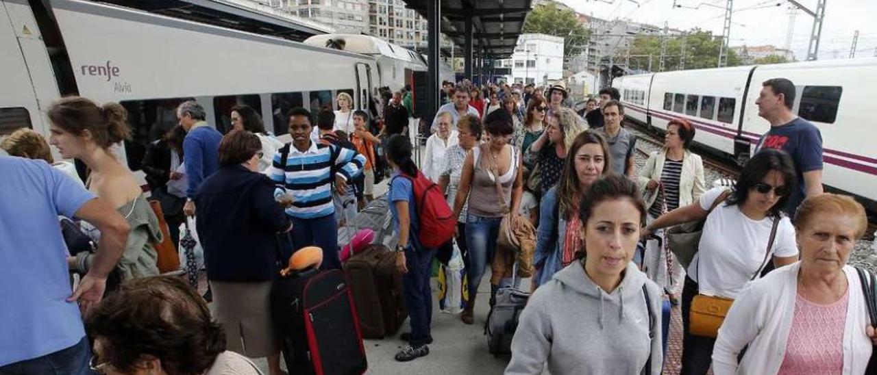 Viajeros embarcando en Guixar en uno de los trenes de Madrid. // Marta G. Brea