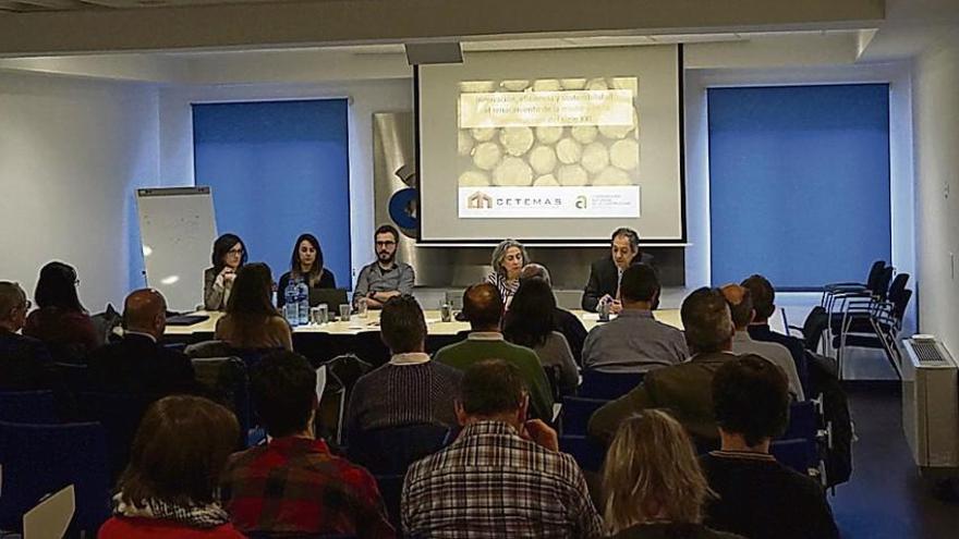 Los expertos del Cetemas se dirigen a los asistentes durante el encuentro con empresarios de la construcción.