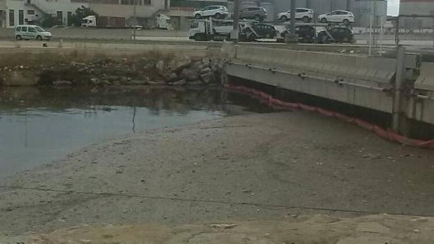 Acumulación de aguas fecales en la desembocadura del viejo cauce.