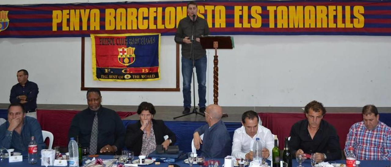 Sebastià Sagreras, alcalde de Campos del Atlético de Madrid y líder en la sombra del PP balear, cierra la XIV Gala de la peña barcelonista Els Tamarells de Felanitx, en una variante del pacto PP/PSOE de la que también participó el ambivalente Miquel Àngel Nadal.