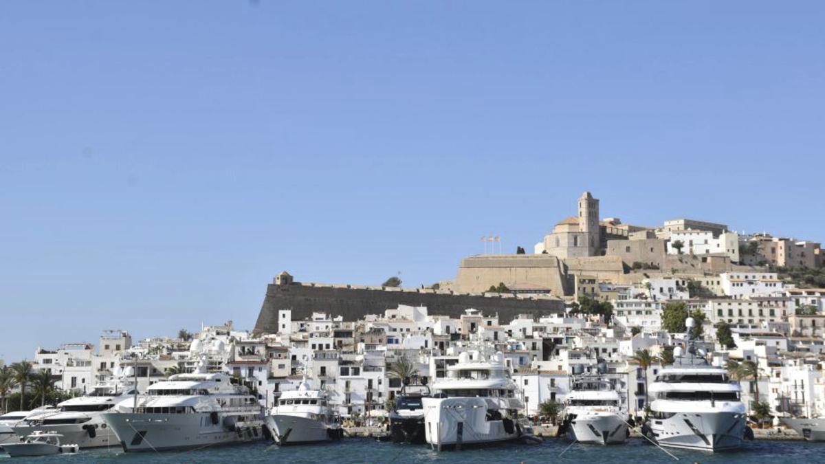 Yates en las instalaciones de IGY Ibiza Marina.