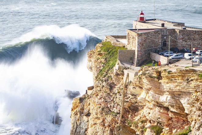 Una imagen de 'Una ola de 30 metros', la serie documental de HBO que se desarrolla en Nazaré (Portugal)