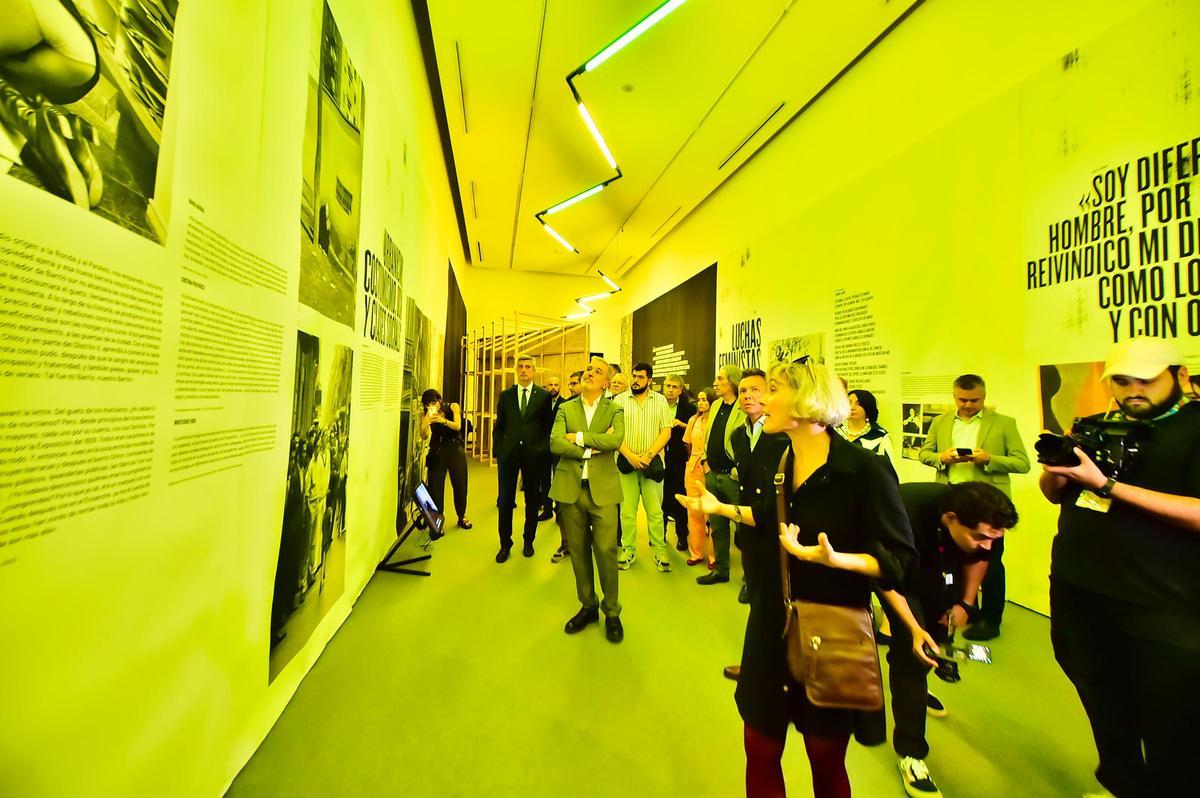 Ingrid Guardiola, comisaria de la exposición 'Vendrán las mujeres', durante la presentación de la exposición
