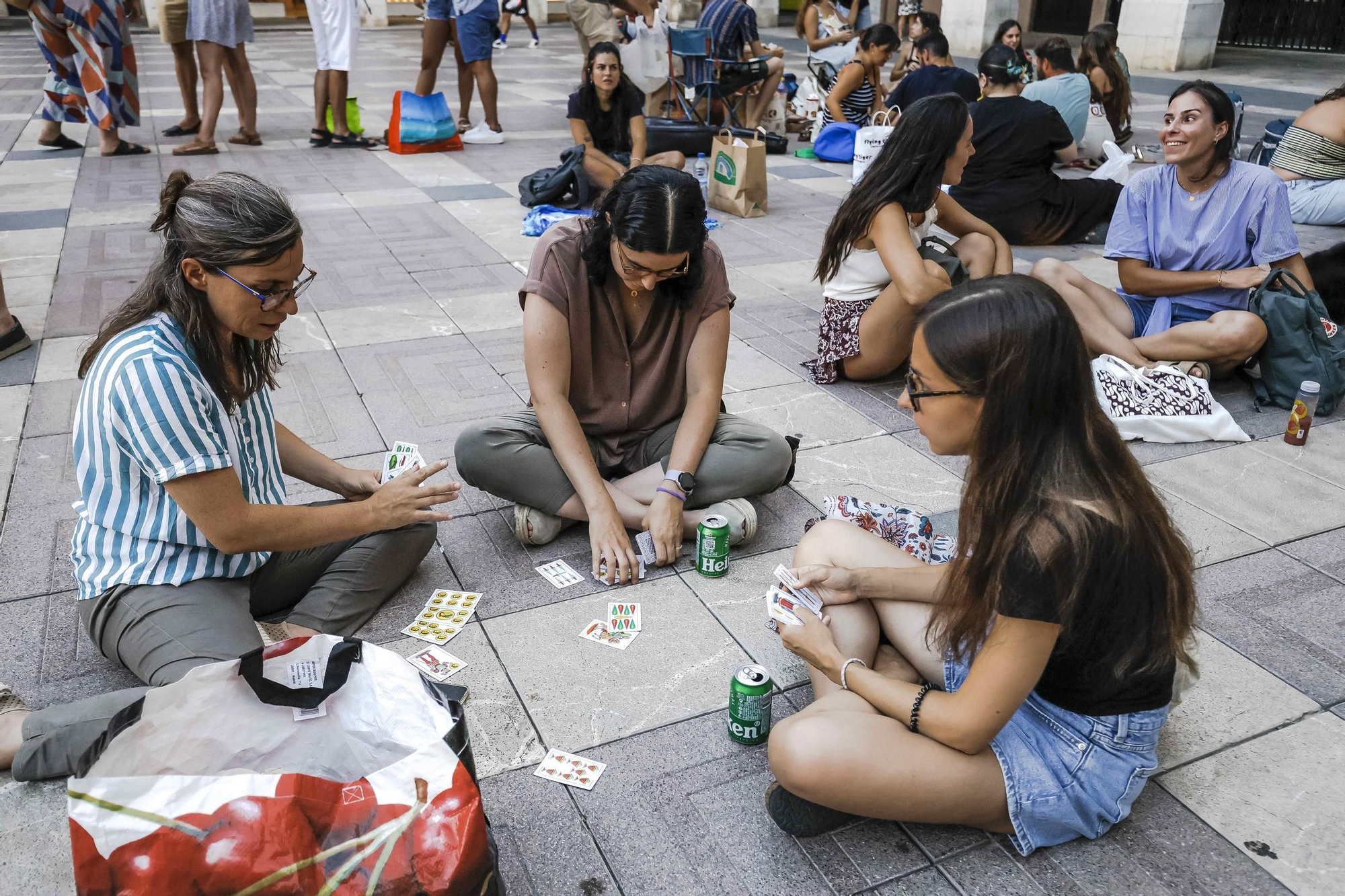 FOTOS | Cientos de residentes 'liberan' la plaza Major de Palma con una gran cena popular
