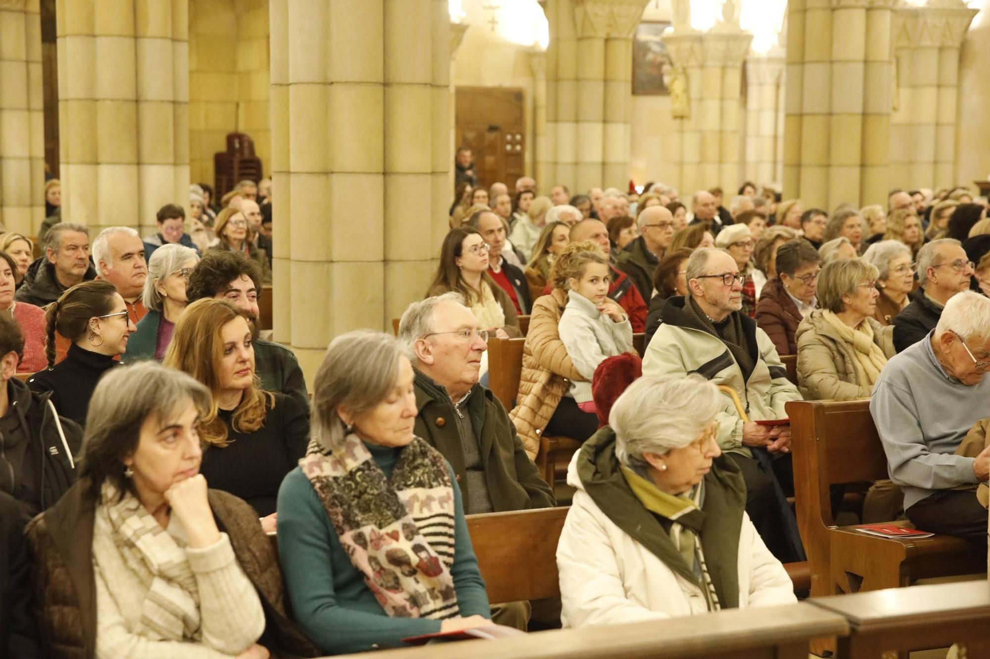 El concierto solidario y recogida de alimentos en la iglesia de San Pedro, en imágenes