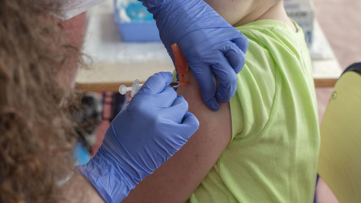 Imagen de archivo de un niño recibiendo la vacuna.