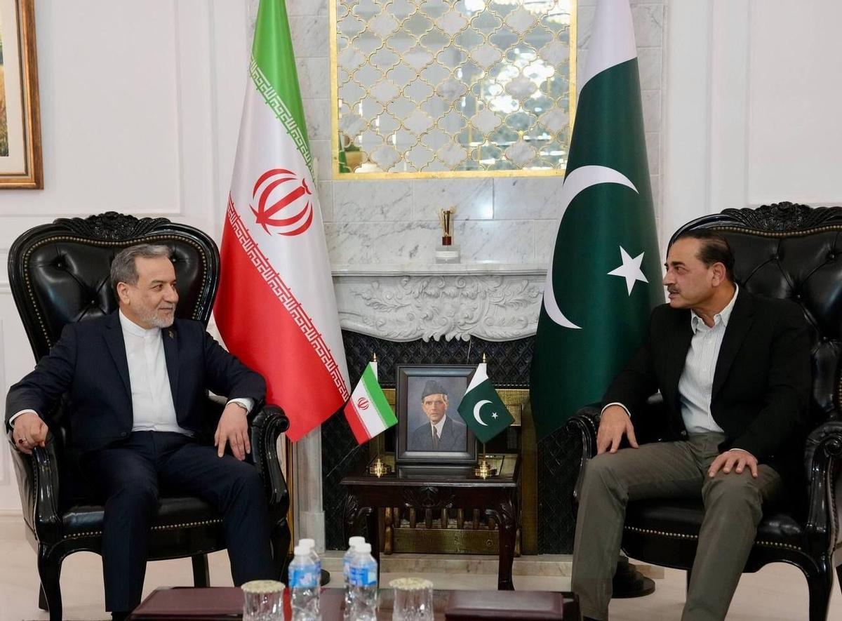 El ministre d’Exteriors de l’Iran, Abbas Araghchi, i el cap de les Forces de Defensa del Pakistan i principal mediador en el conflicte entre els Estats Units i la República Islàmica, Asim Munir, aquest dissabte a Islamabad.