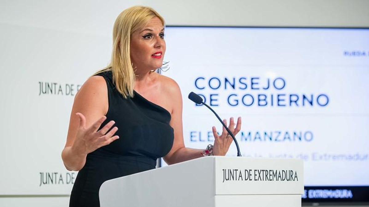 La portavoz de la Junta de Extremadura, Elena Manzano, en rueda de prensa.