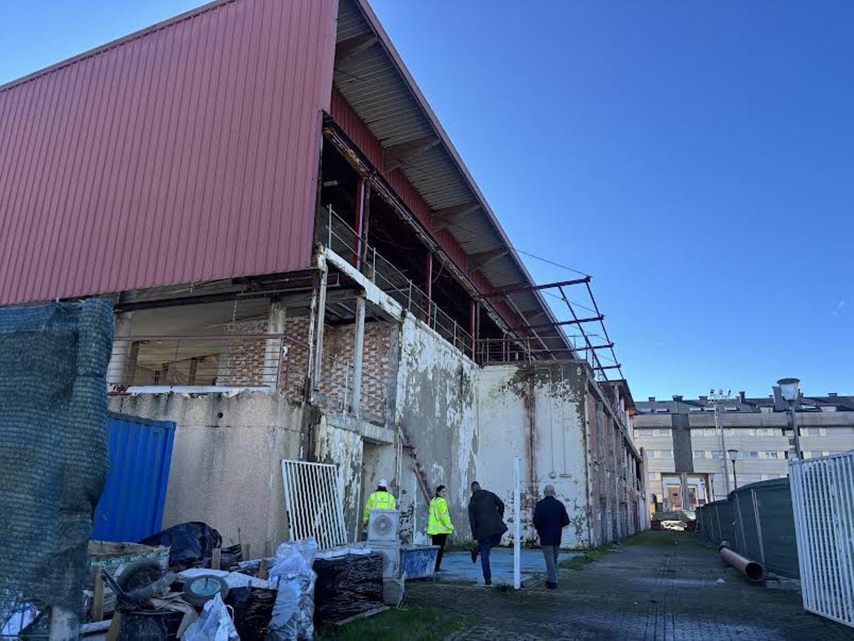 Técnicos de la constructora, este miércoles, en la piscina.