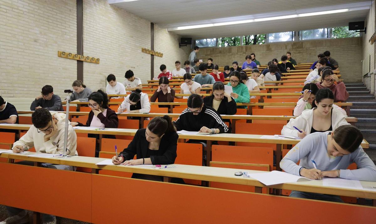 Primer día de los exámenes de la Prueba de Acceso a la Universidad (PAU ) en catorce comunidades autónomas. En imagen, estudiantes en el campus vigués de la Universidad de Vigo. INICIO. COMIENZO. ANTIGUA SELECTIVIDAD. PRUEBA DE ACCESO A LA UNIVERSIDAD. ALUMNOS