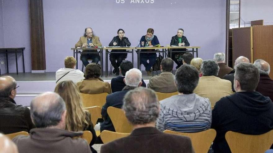 Un momento de la reunión de la federación vecinal, realizada en el local del colectivo Os Anxos. / 13fotos