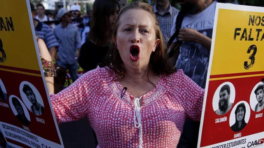 Una mujer protesta en una marcha por los estudiantes.