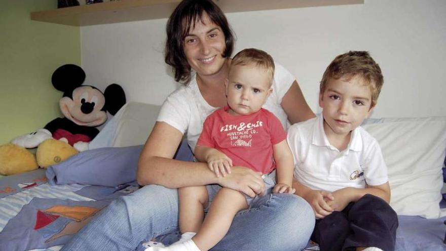 La viguesa Susana Moreira, con sus hijos Manuel (derecha) y Mauro, en brazos.