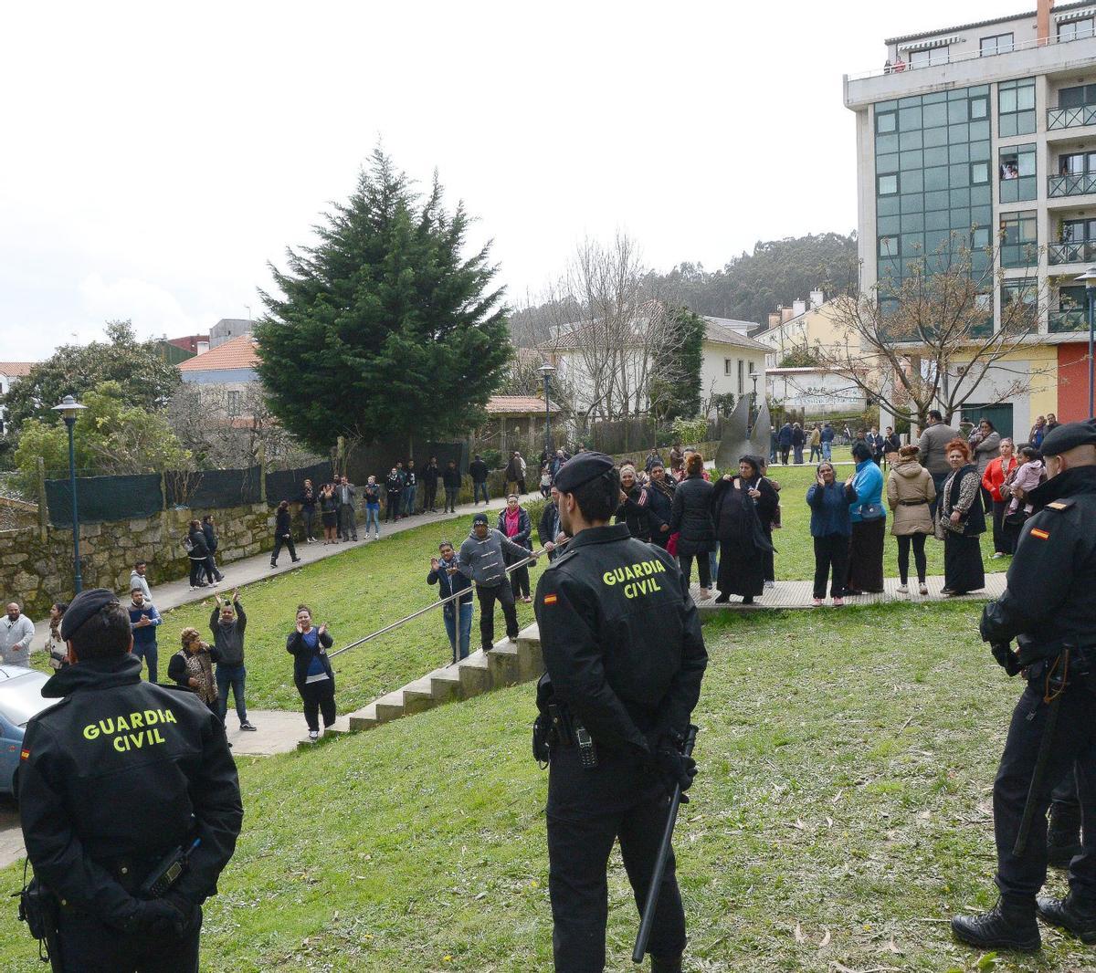 La Guardia Civil «tomó» el 14 de abril de 2016 la plaza de los juzgados de Cangas para evitar altercados.
