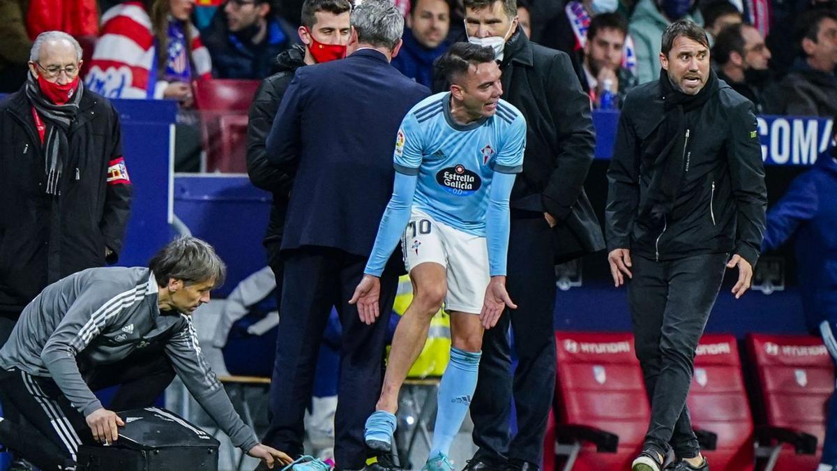 Aspas muestra la marca dejada por Giménez en su tobillo. // ALBERTO NEVADO (LOF)