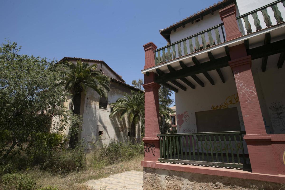 Chalés deteriorados en los Jardines de la Gerencia de AHM.