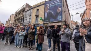 Un grupo de vecinos afectados por el derrumbe de la calle Canigó se manifestó el lunes 4 de marzo ante el Ayuntamiento de Badalona