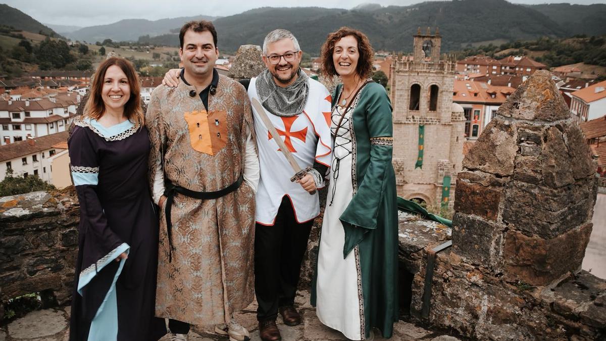 La edil Sonia García, el alcalde, Sergio Hidalgo; el edil de Turismo, Alejandro Bermúdez y la concejala Geli Fernández en lo alto de la Torre medieval.