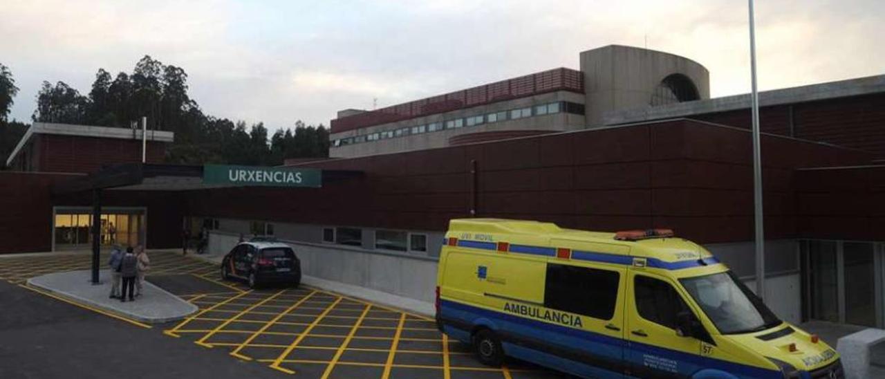 Una ambulancia ante el servicio de urgencias del Hospital do Salnés. // Iñaki Abella