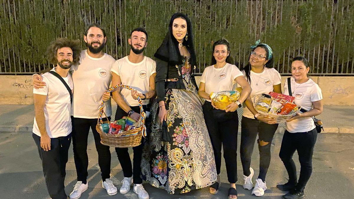 Miembros de Colors de l&#039;Horta con los alimentos donados en la Ofrenda.