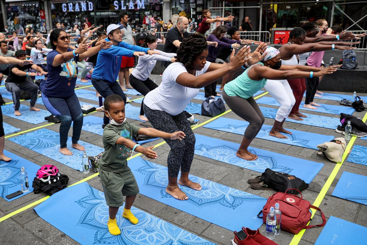 Neoyorquinos haciendo ejercicio en Times Square, que antes era territorio vetado al peatón y ahora es un espacio pacificado