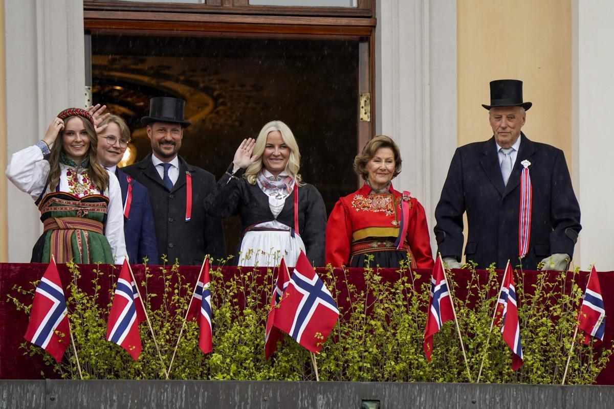 De izquierda a derecha, la princesa Ingrid Alexandra, el príncipe Sverre Magnus, Haakon, príncipe heredero de Noruega, Mette-Marit, princesa heredera de Noruega, la reina Sonja de Noruega y el rey Harald de Noruega, saludando desde el balcón del Palacio Real durante la celebración del Día de la Constitución noruega en la plaza Slottsplassen, el 17 de mayo de 2021.