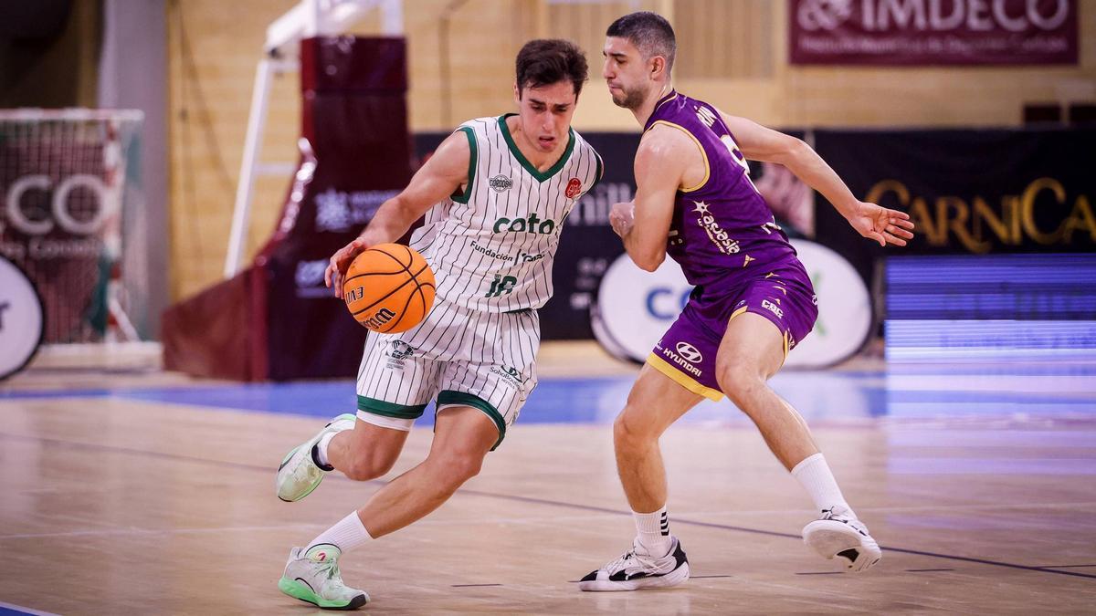 Pablo Sánchez conduce el balón durante un encuentro.