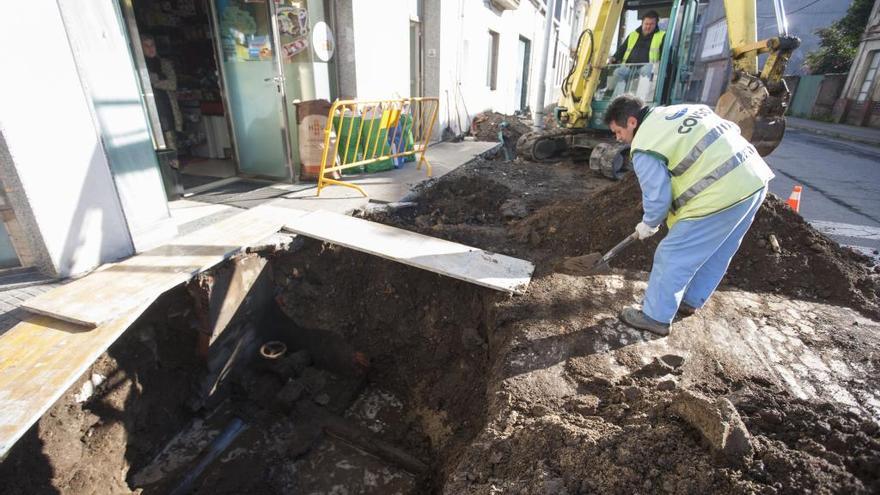 Operarios de Covsa, hoy, trabajando en el tramo central de la avenida de Fernando Conde de A Estrada. // Bernabé / Cris M.V.